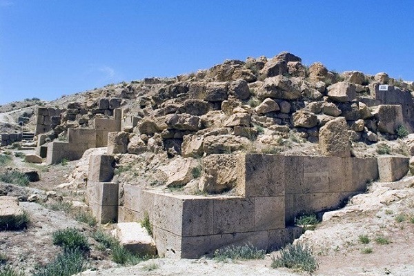 معماری شگفتانگیز و تاریخ پرفرازونشیب قلعه کاووس تپه وان ð°ð¥