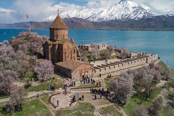 جزیره آختامار وان؛ جواهر شگفت‌انگیز در دل دریاچه وان