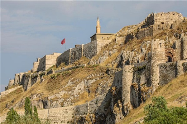 نمایی از قلعه تاریخی وان