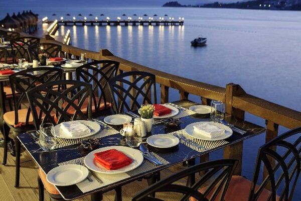 رستوران‌های ل بلو ریزورت کوش آداسی؛ تجربه طعم‌های بی‌نظیر کنار دریای نیلگون