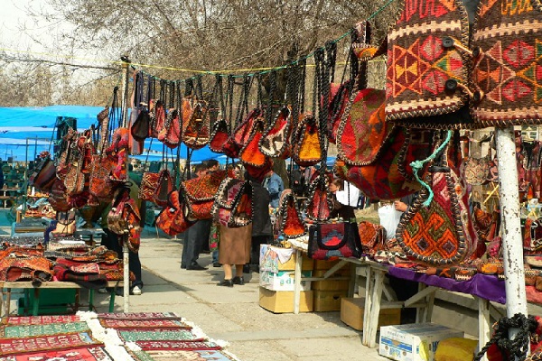 نمایی از بازار ورنیساژ ایروان