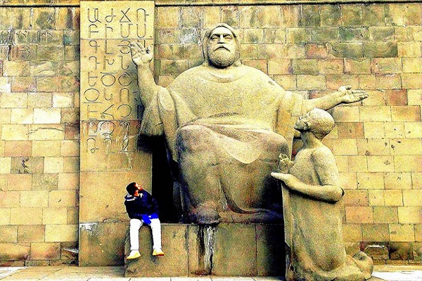 نمایی زیبا از موزه ماتناداران ایروان