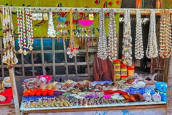 سوغاتی در بازارچه محلی هنگام