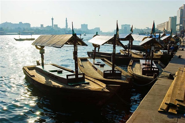 تفریحات و دیدنی‌های اطراف اسکله ابرا دبی؛ یک روز پرهیجان در قلب دیره! 🛶✨🛍️