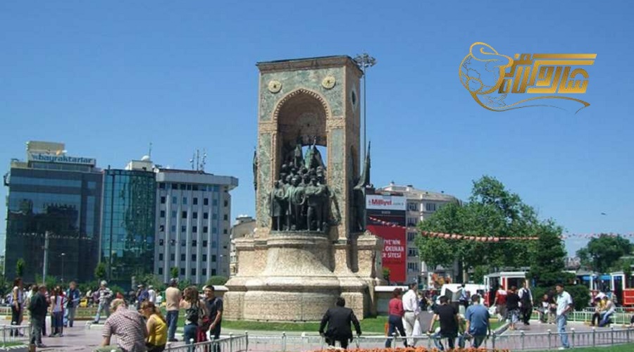 بازدید از میدان تکسیم در تور استانبول شهریور 1404