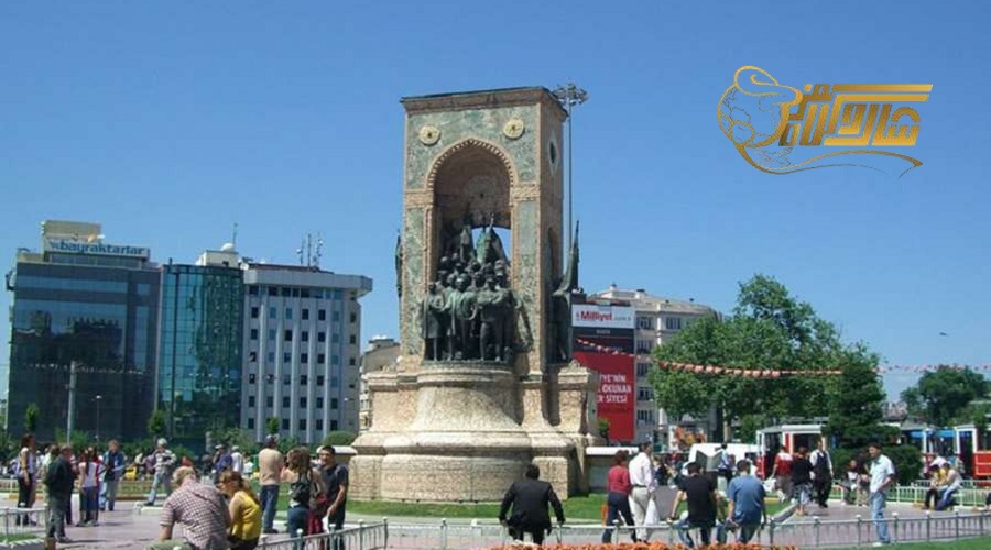 بازدید از میدان تکسیم در تور استانبول شهریور 1403