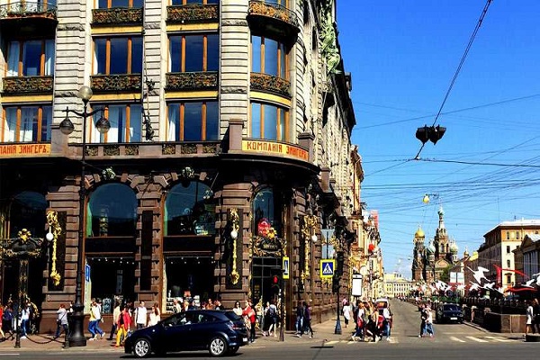 خریدها و مراسم‌های خیابان نوسکی سنت پترزبورگ؛ وقتی خرید با جشن و هیجان