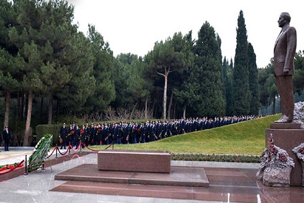 اسامی تعدادی از بزرگان که در پارک مفاخر باکو دفن شده اند