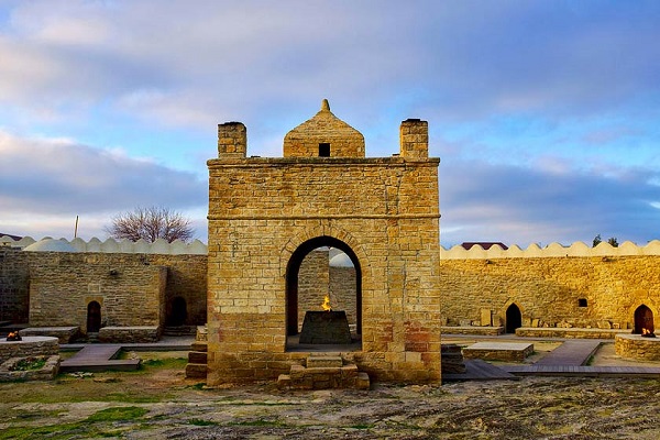 بازدید از معبد آتشگاه در تور باکو خرداد 1403