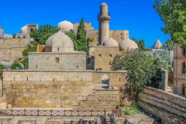 بازدید از کاخ شیروان شاه در تور باکو خرداد 1403